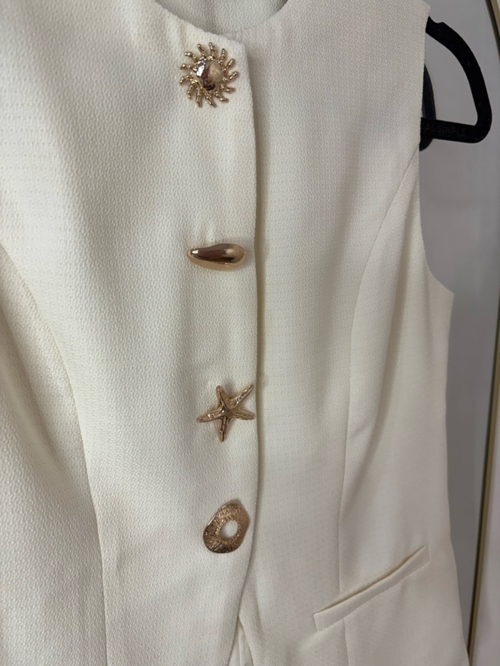 NWT COMMENSE VEST TOP SEASHELL GOLD BUTTONS AND MATCHING SKORT two piece set - Picture 3 of 8